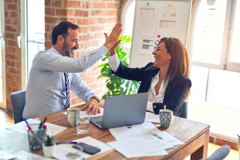 Professionals in gesprek op kantoor